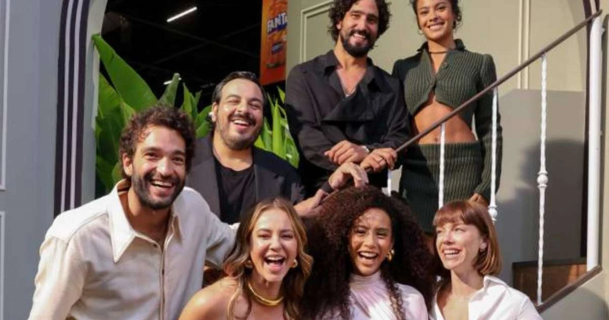 Discreta, atriz de 'Vale Tudo' é flagrada em momento íntimo com a namorada