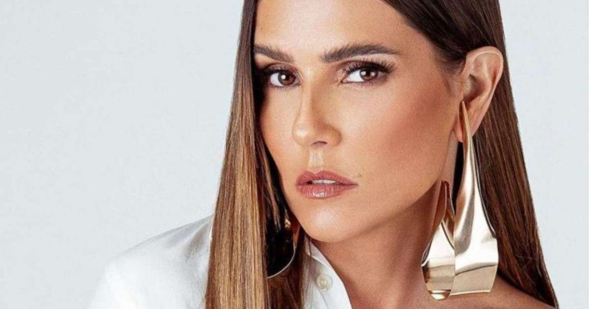 Deborah Secco exibe cintura fininha ao posar com vestido 'Barbie'