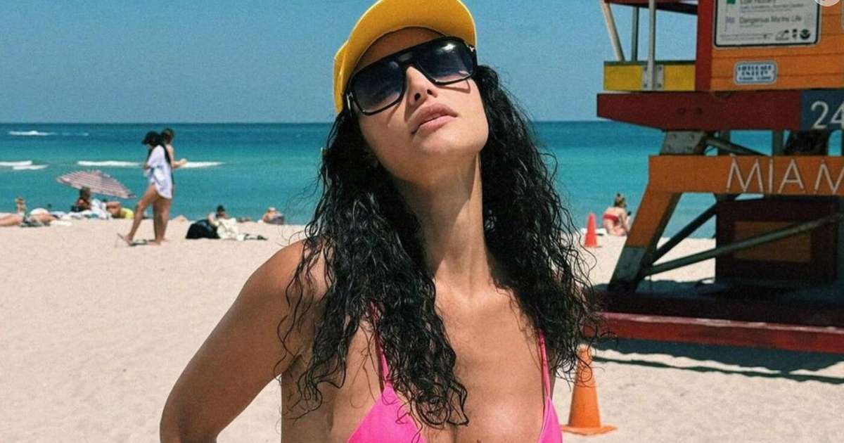 Débora Nascimento posa de biquíni em 'home office dos sonhos' e encanta com barriga chapada em foto