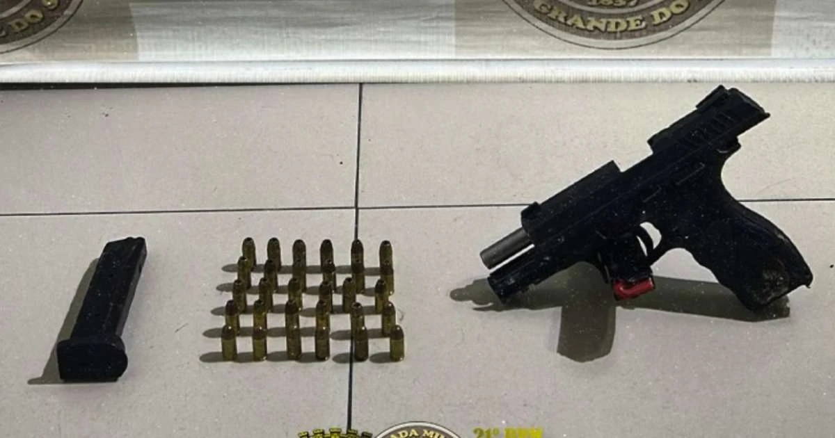 Homem é detido em Porto Alegre com pistola e munições após pular telhado de residência