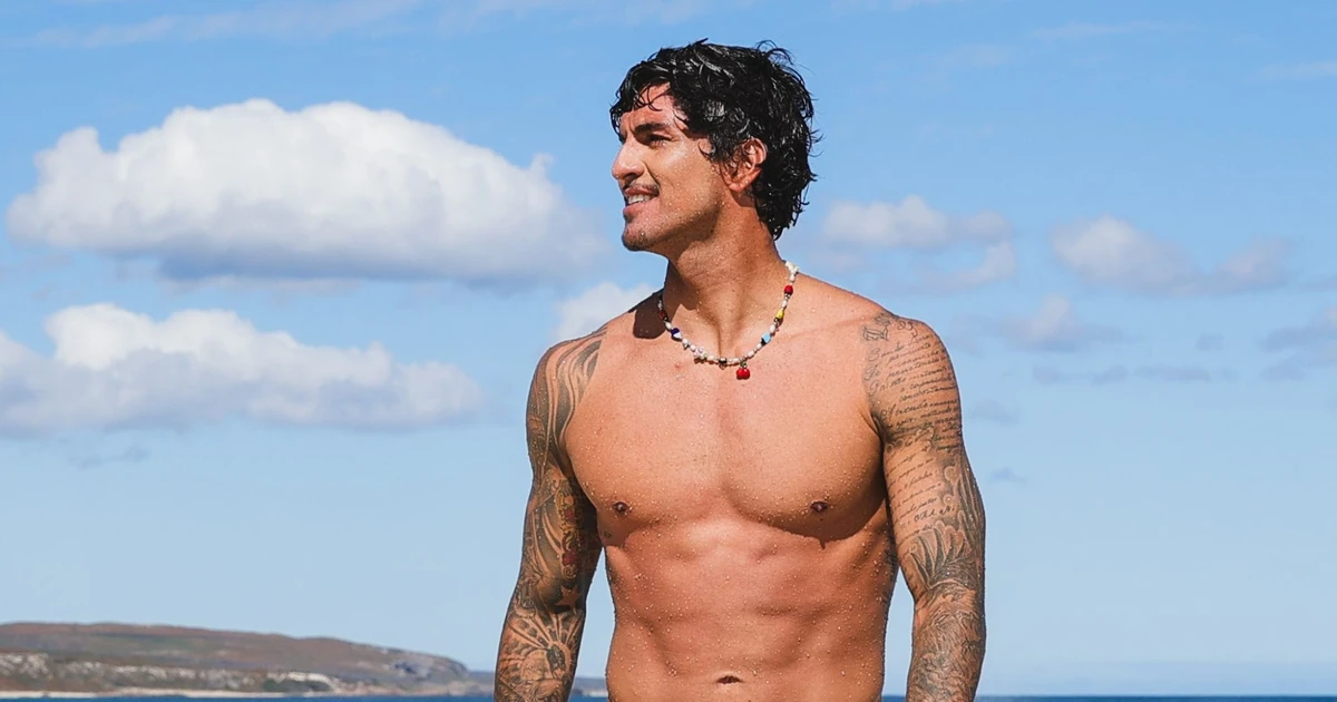 Nova namorada de Gabriel Medina exibe bolsa milionária após beijão no surfista