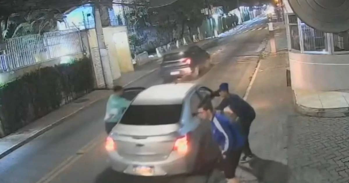 Motorista de aplicativo e passageiros são vítimas de assalto relâmpago em SP