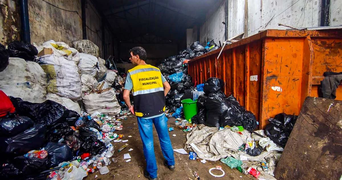 Prefeitura de Porto Alegre interdita 11 ferros-velhos no 4º Distrito
