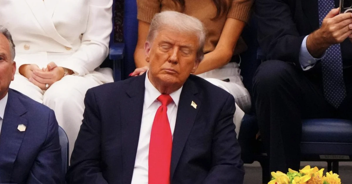 Trump 'cochila' durante final do US Open após causar atraso e faz 'cara feia' para festa do campeão Alcaraz