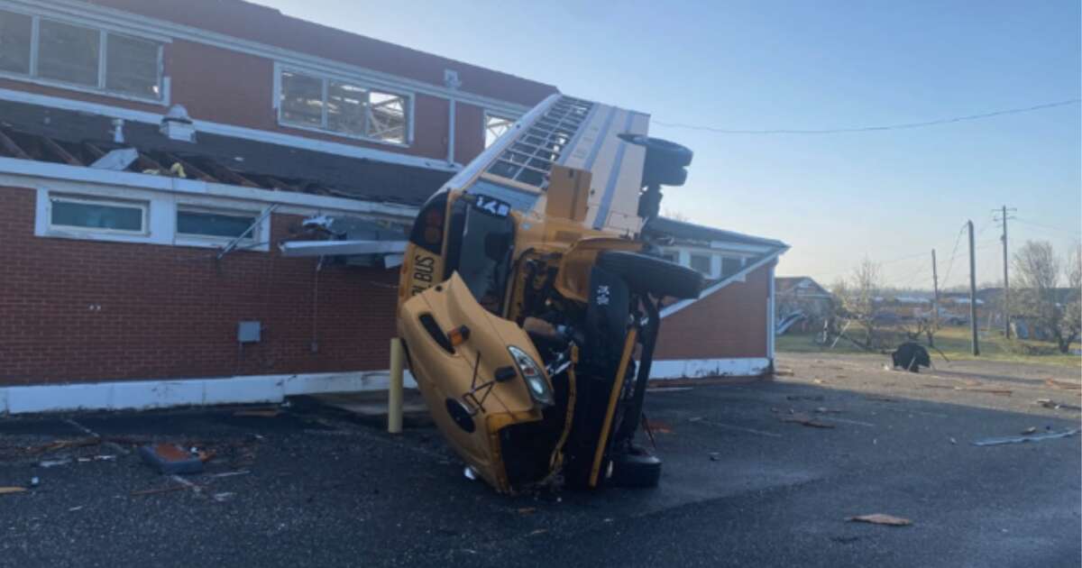 Ônibus fica pendurado em telhado de escola nos EUA após tornado; veja vídeo