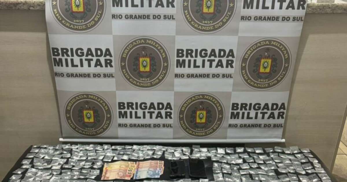 Brigada Militar intercepta Fiat Uno fazendo entrega de drogas e dupla é presa com 208 porções de cocaína