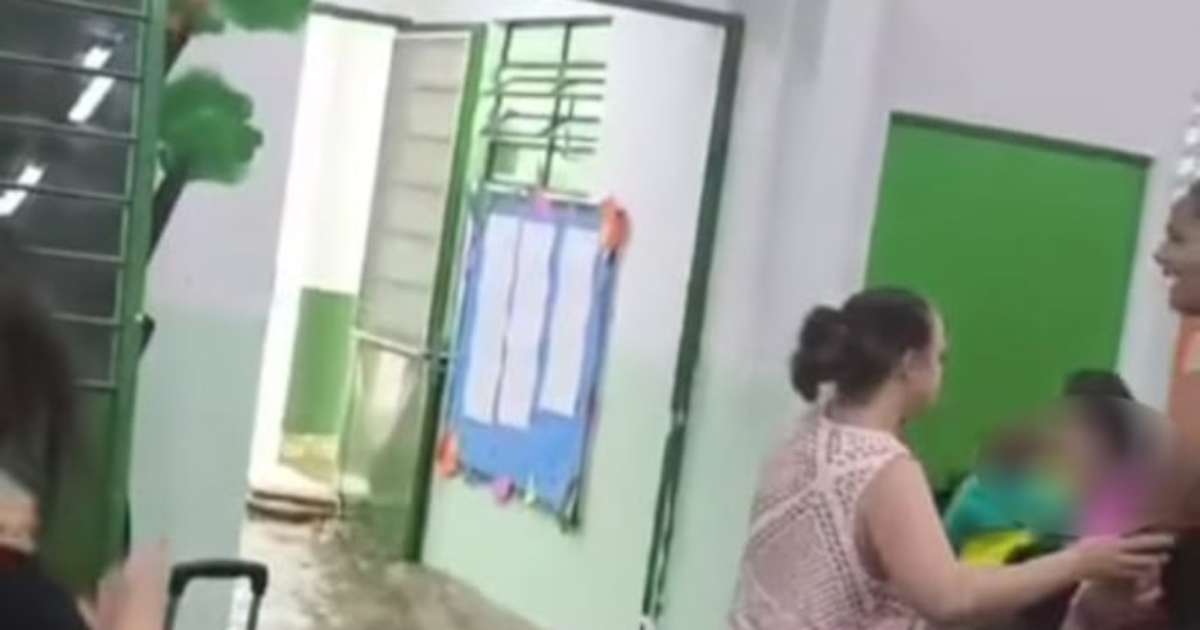 Crianças e professores ficam ilhados após creche ser inundada em Osasco durante temporal; veja vídeo