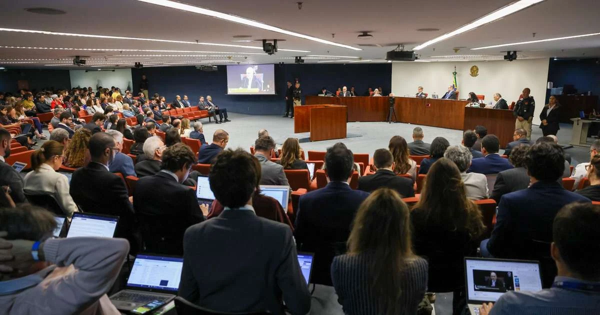 Bastidores de julgamento têm mais de uma hora de fila, esperança bolsonarista, troca de farpas e até fogo em banheiro