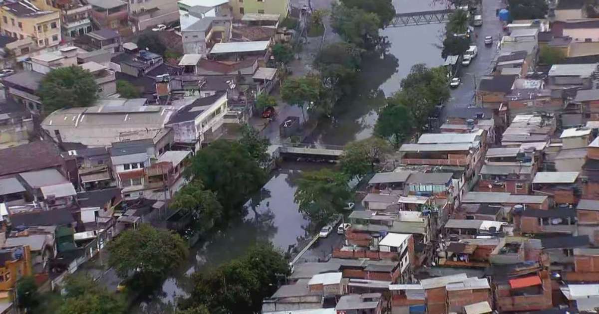 Turista idoso entra de carro por engano em favela no RJ e acaba sendo capturado e agredido por bandidos