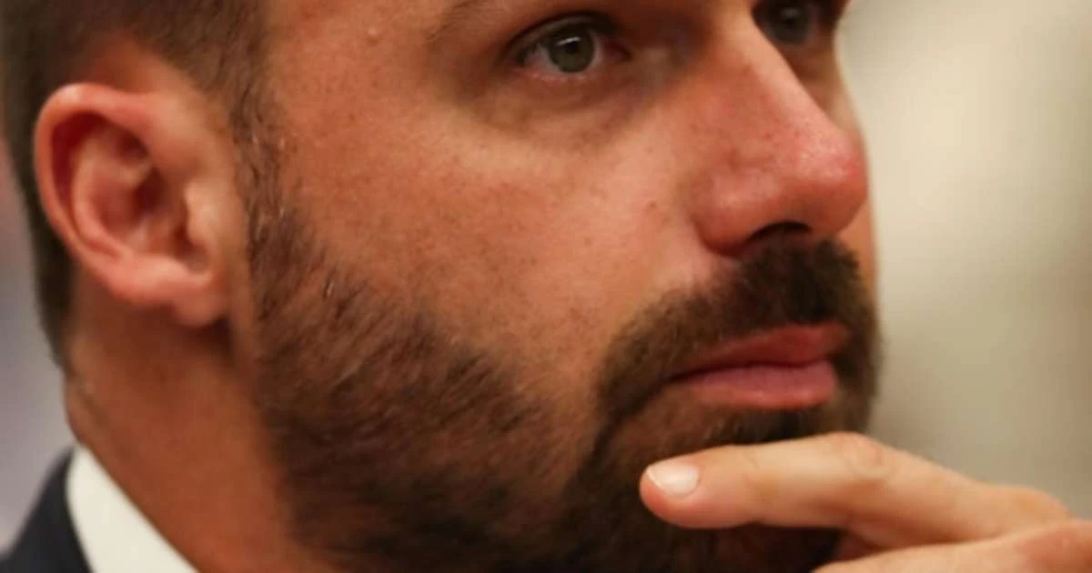 Plano de Eduardo Bolsonaro em esperar perda de mandato por falta serve para seguir elegível; entenda