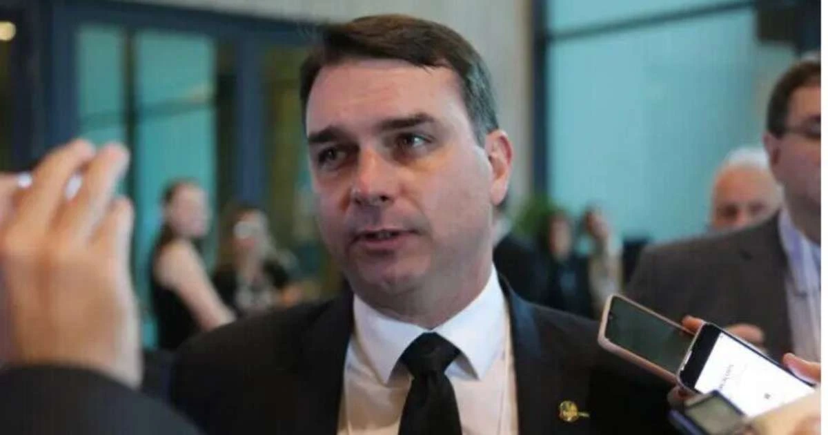 Flávio visita Bolsonaro pela primeira vez após prisão e diz que Moraes 'não fez favor nenhum'