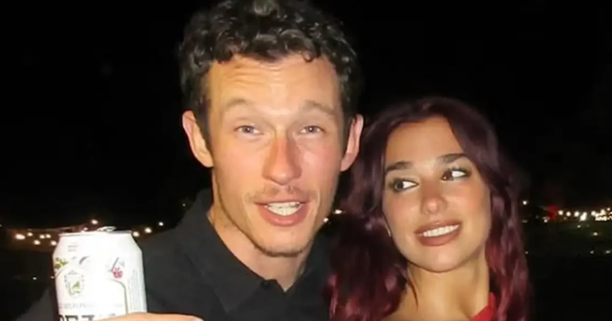 Dua Lipa diz sim ao amor: Callum Turner é o noivo da vez