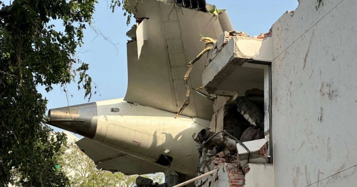 Um passageiro sobrevive ao desastre com avião da Air Índia em Ahmedabad