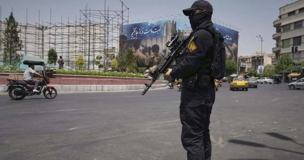 Regime iraniano intensifica repressão a suspeitos e caça a espiões em meio à guerra com Israel