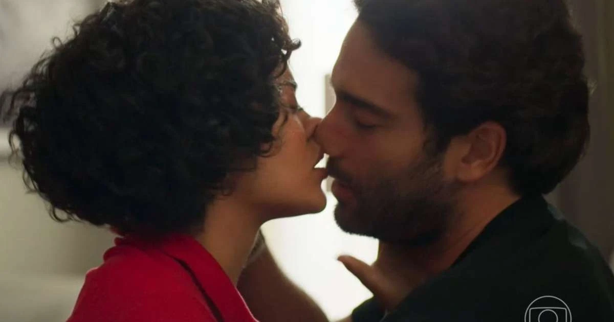 Veio aí! Afonso trai Solange com Maria de Fátima em 'Vale Tudo' e beijo gera revolta na web: 'O mais tóxico da novela'