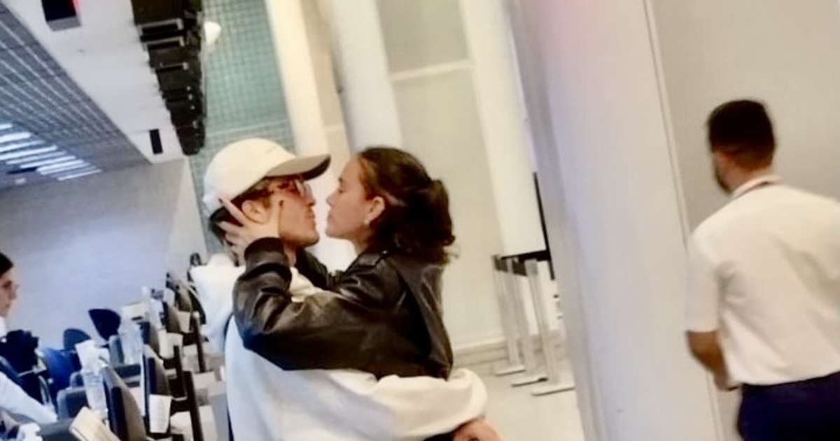 Bruna Marquezine é flagrada aos beijos com João Guilherme em aeroporto no Rio