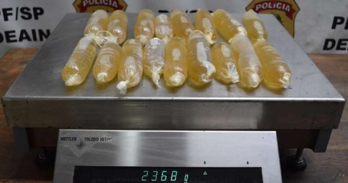VÍDEO: Mulher é presa pela PF com cocaína líquida escondida em preservativos costurados no sutiã