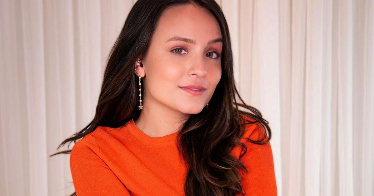 Larissa Manoela posa com look elegante e é comparada à Barbie