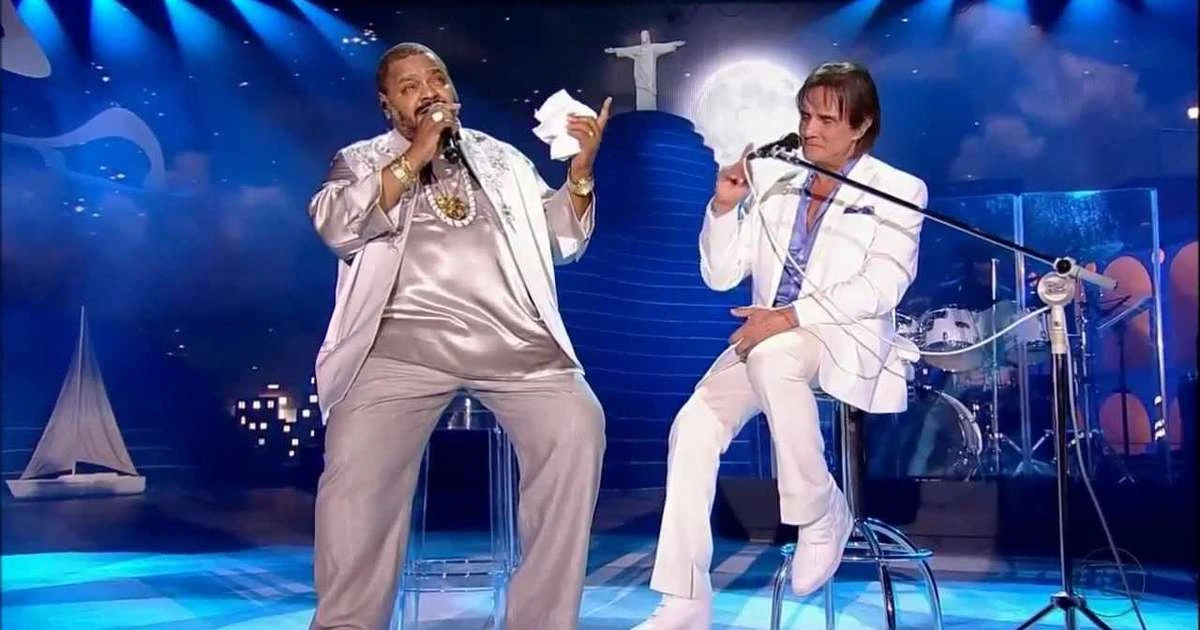 Roberto Carlos presta homenagem a Arlindo Cruz em show em Pernambuco: 'Se foi pra pertinho de Deus'