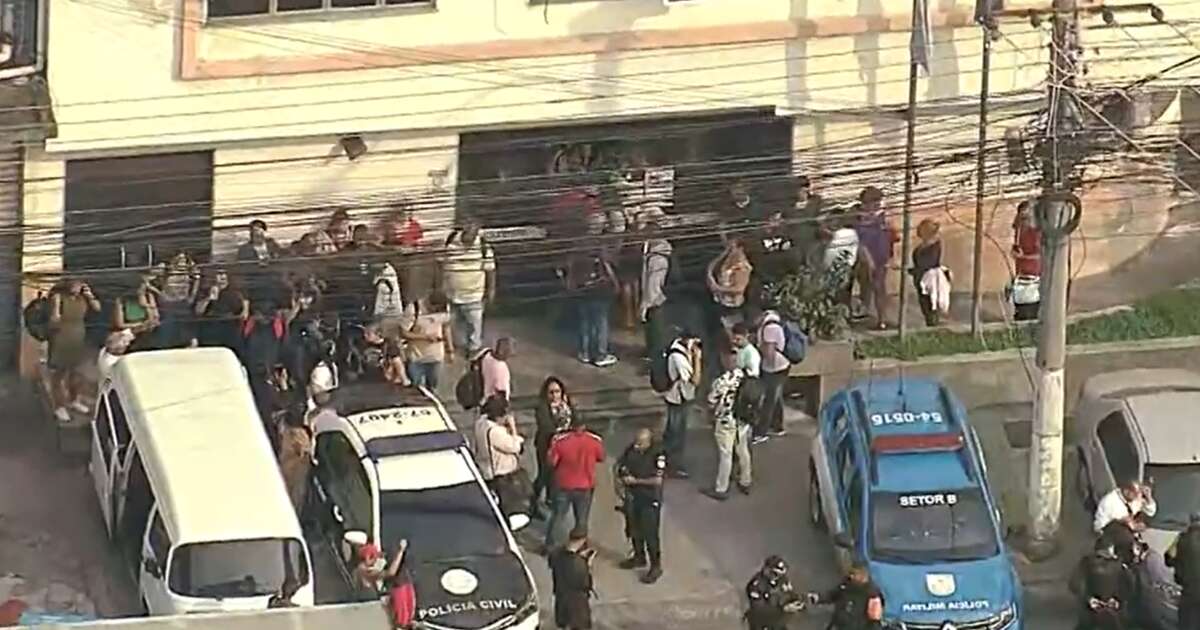 Criminosos assaltam dois ônibus e trocam tiros com a PM na Avenida Brasil, RJ