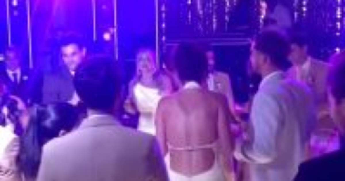 Madrinha, Bruna Marquezine vai com João Guilherme ao casamento de amiga; veja fotos