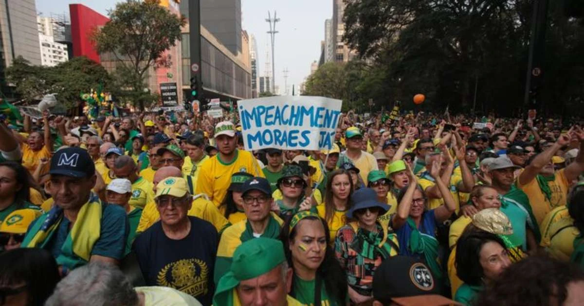 Flávio Bolsonaro protocola pedido de impeachment de Moraes no Senado; veja todos já apresentados