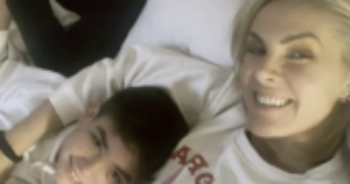 Ana Hickmann posa ao lado de Edu Guedes e comemora retorno do filho: 'Férias agora é com a gente'