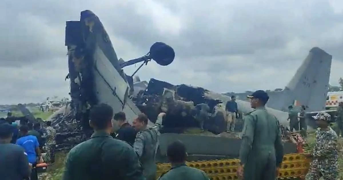 Índia: queda de avião de militar deixa cinco mortos; veja vídeo