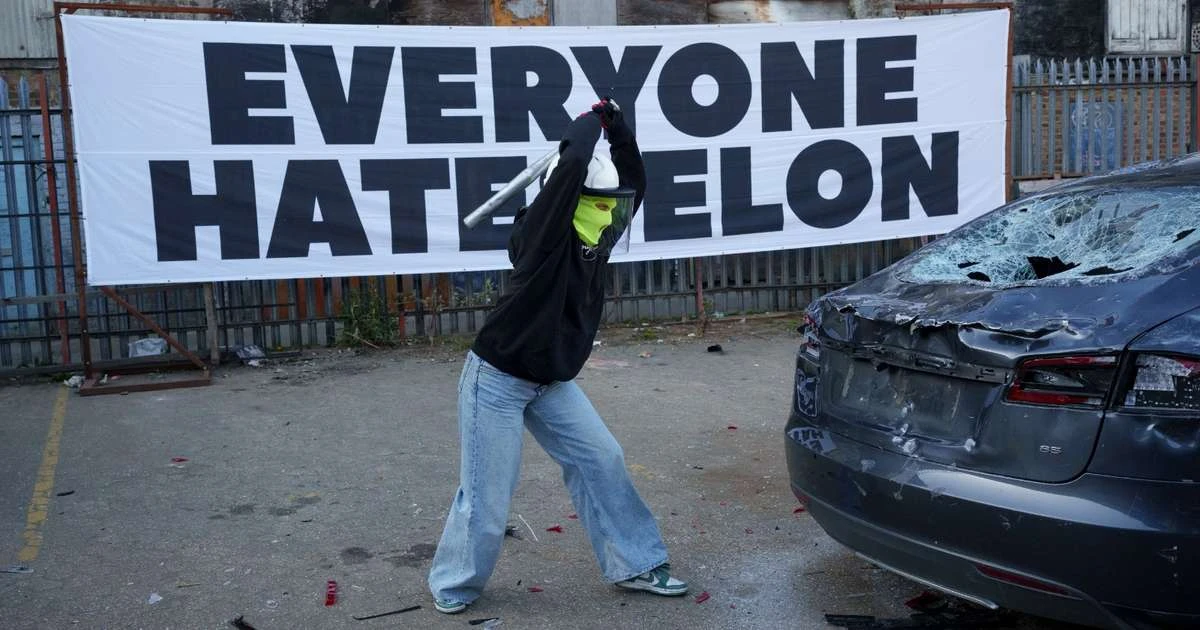 Críticos de Elon Musk destroem carro Tesla como forma de protesto, em Londres