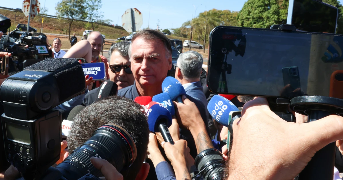 'Vou perguntar à minha esposa': Jair Bolsonaro nega ser dono do pen drive encontrado em seu banheiro e põe Michelle Bolsonaro na reta