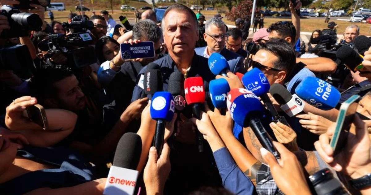 Bolsonaro diz que não sabia de pen drive no banheiro e que vai perguntar a Michelle se é dela; veja