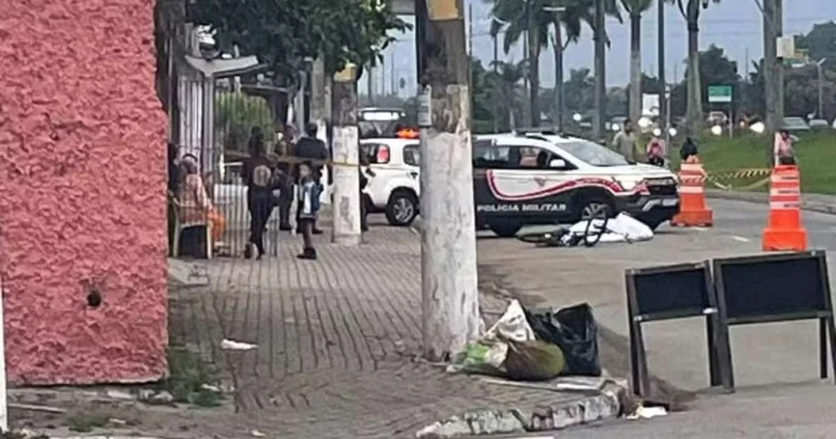 Criminoso morto em assalto em ponto de ônibus de Praia Grande era filho de policial