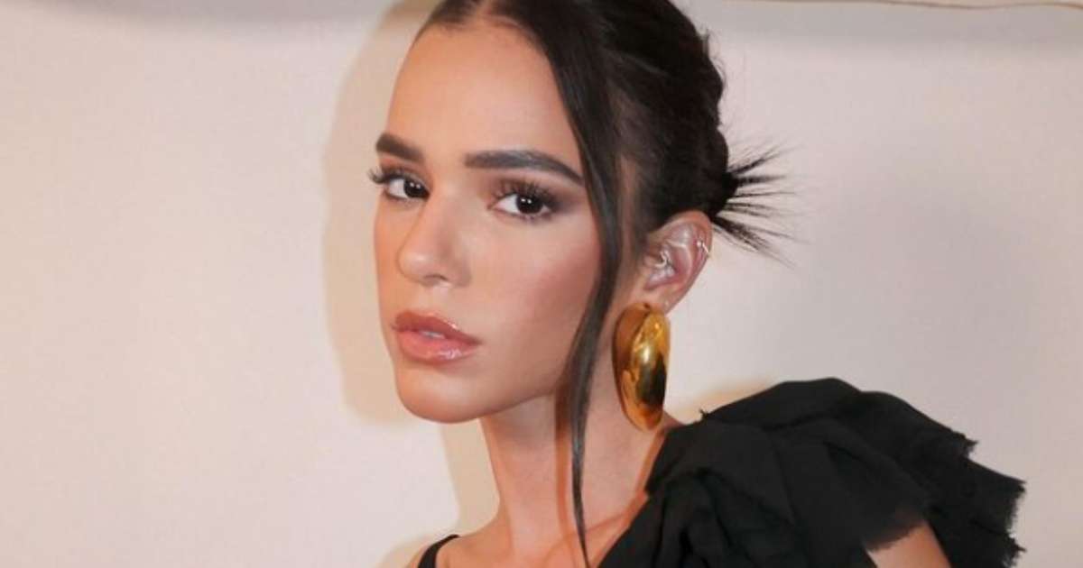 Bruna Marquezine irrita famosos ao monopolizar carrinho em festival no Rio