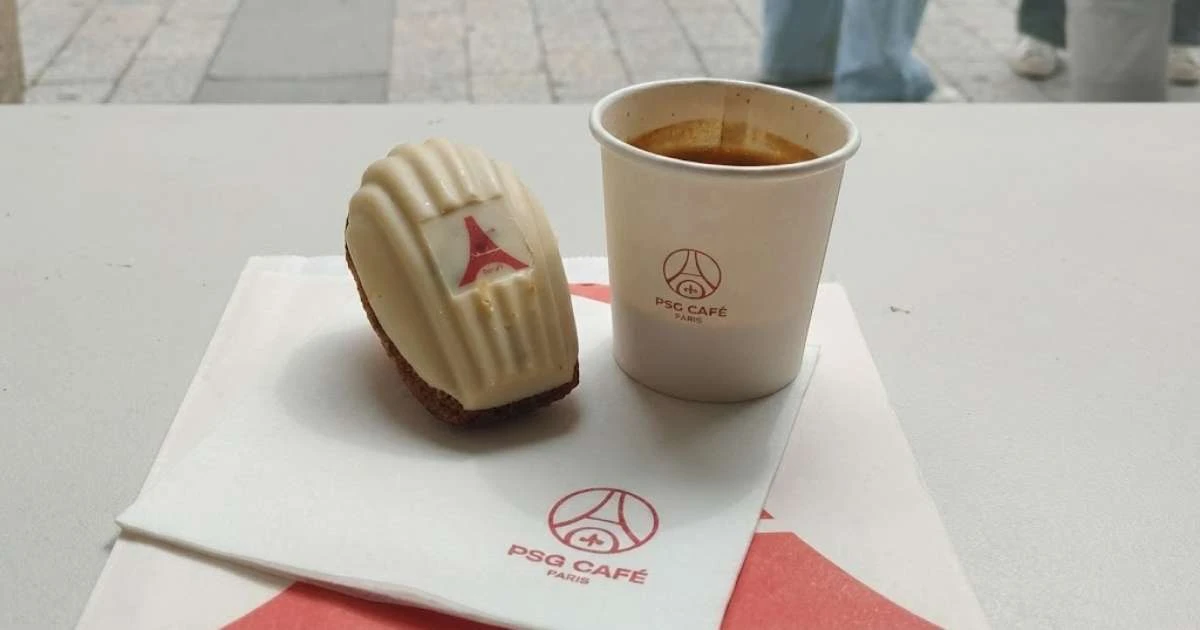 Os preços de comes e bebes no café em Paris do bicampeão da Champions League PSG