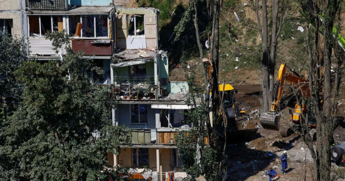 Ucrânia vive dia de luto após bombardeio que deixou 31 mortos; operações de resgate são encerradas