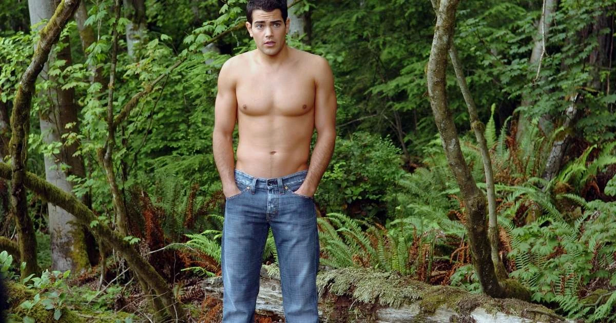 Ator diz que foi rejeitado em 'Crepúsculo' e 'Vampire Diaries' por ser bonito demais