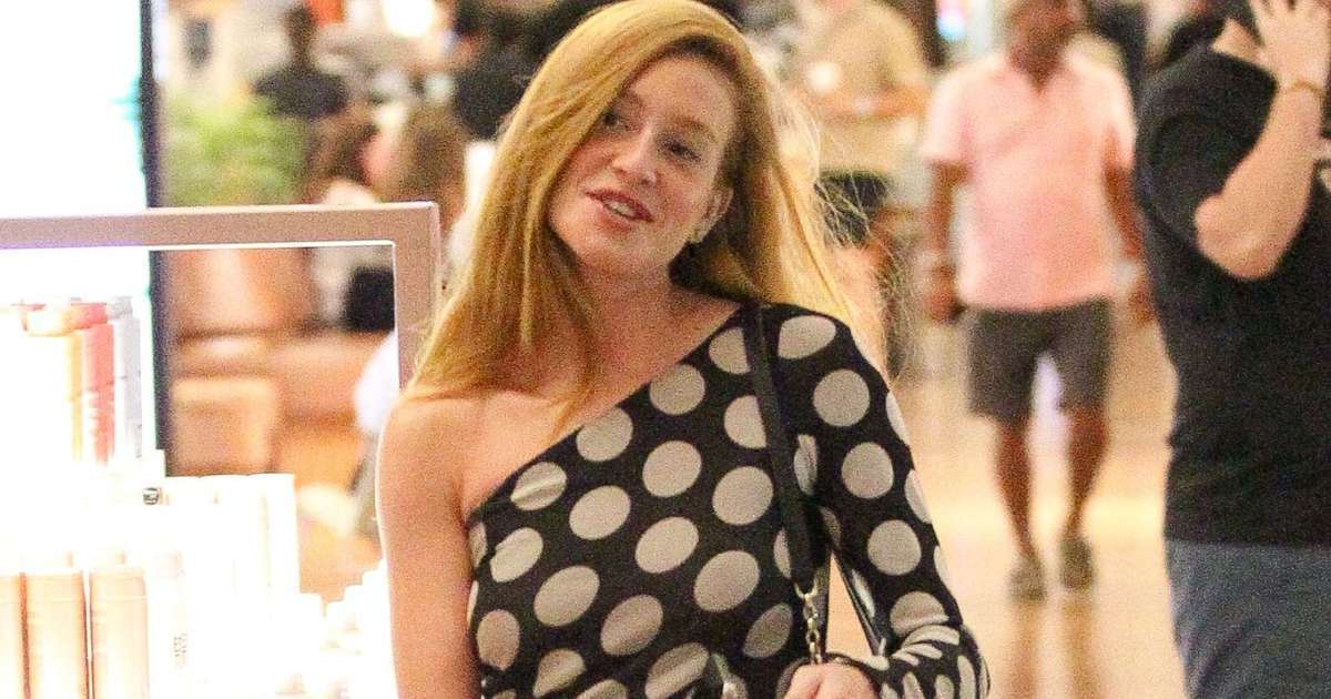 Marina Ruy Barbosa, de vestido fendado e sem maquiagem, exibe beleza natural no shopping e é flagrada em momento inusitado. Fotos!