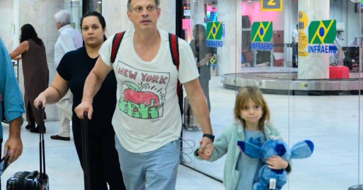 Como ela cresceu! Sem Eliana, Manuela rouba cena de lookinho azul em fotos no aeroporto com o pai, Adriano Ricco