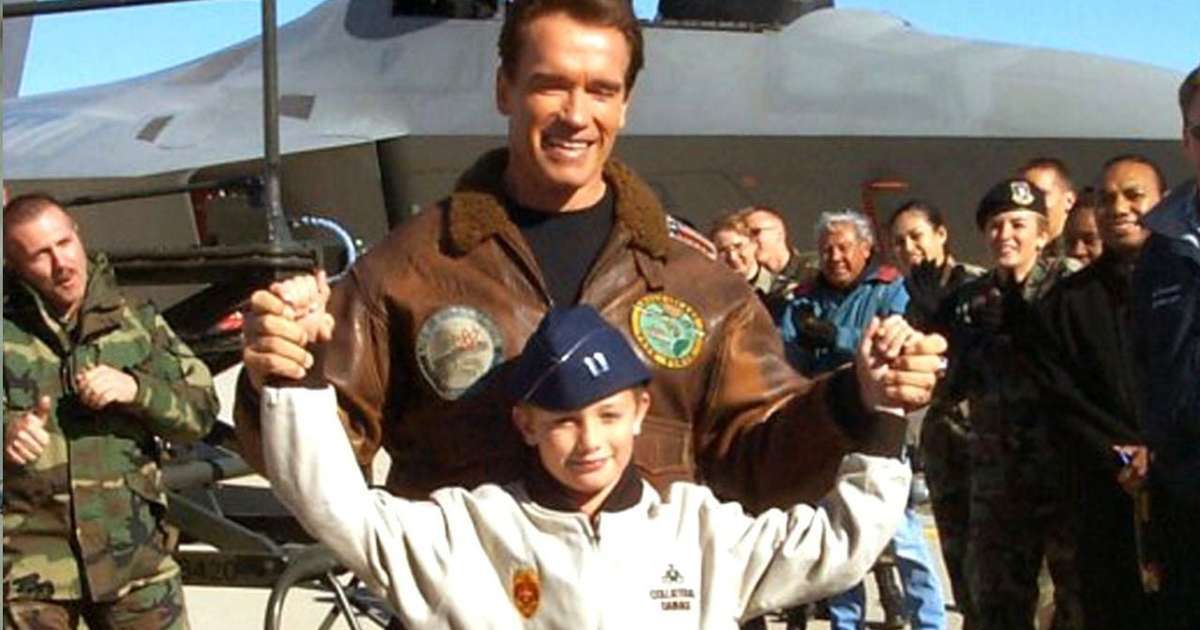 Há 31 anos nascia o terceiro filho de Arnold Schwarzenegger e agora ele está em uma das séries mais aclamadas da atualidade