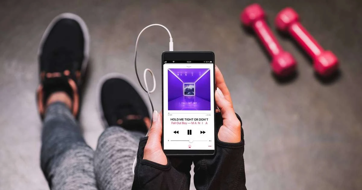 Treinar com sua playlist favorita: neurociência explica como música autosselecionada reduz esforço percebido e melhora a performance física