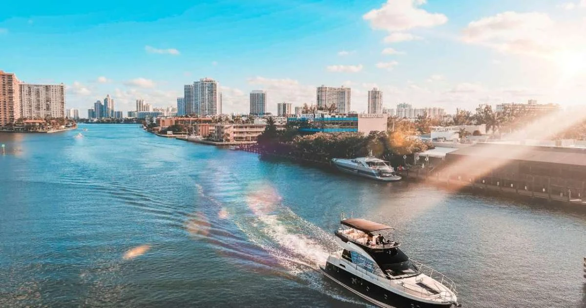 Agência oferece passeios de barco para turistas em Miami