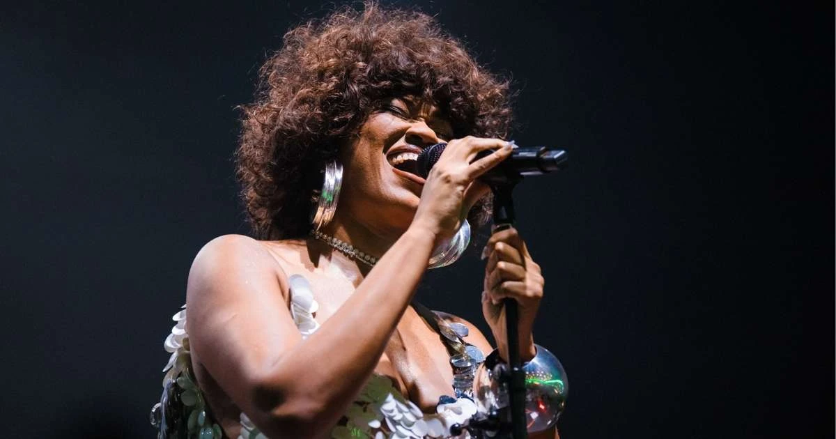 Luedji Luna homenageia Adriana Calcanhotto: 'Aprendi muitos acordes tentando aprender suas canções'
