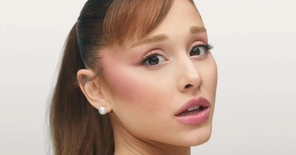 Em busca do nº1, Ariana Grande vende single a cappella, instrumental e 