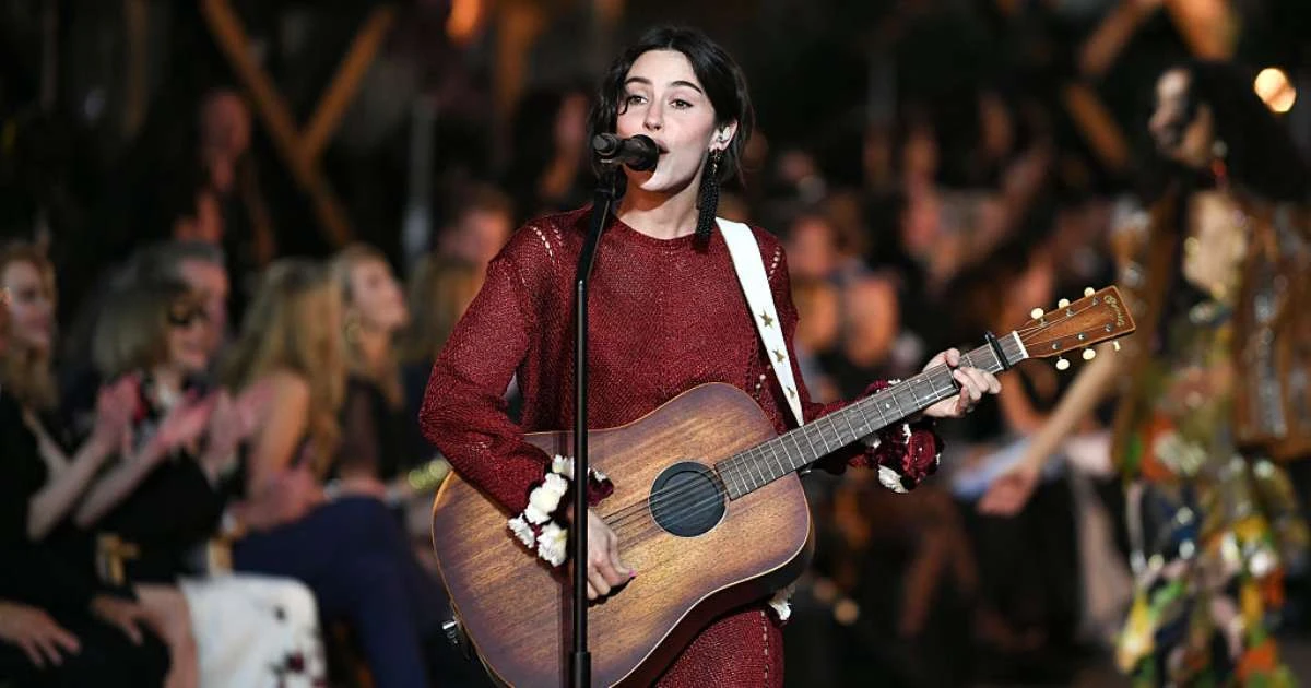Gracie Abrams revela a lista de faixas de 'Daughter From Hell'