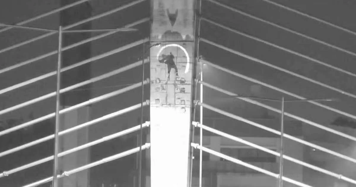 Dupla é presa ao pichar viaduto com uso de rapel e drone em São Leopoldo