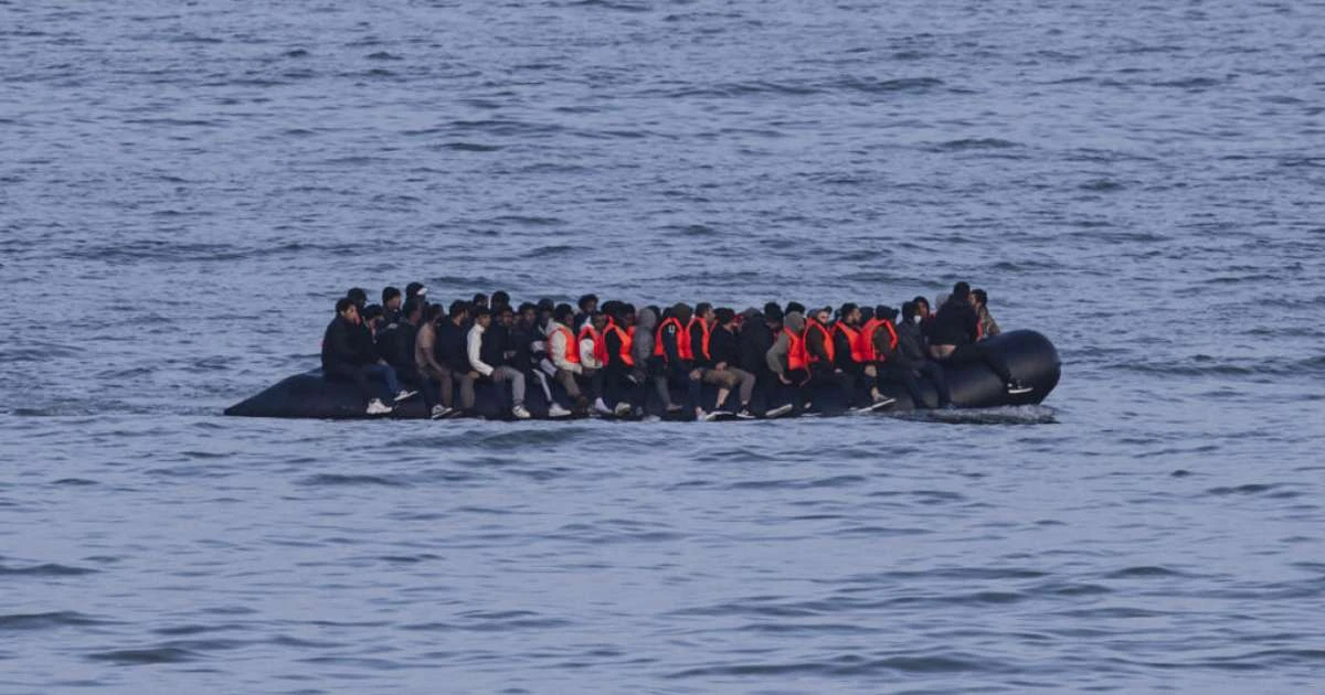 Dez homens serão julgados em Paris pelo naufrágio de um barco de imigrantes no Canal da Mancha