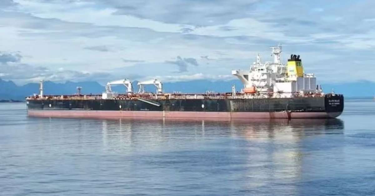 Navio petroleiro bate no Porto de Santos, fere oficial da Marinha e atinge três embarcações