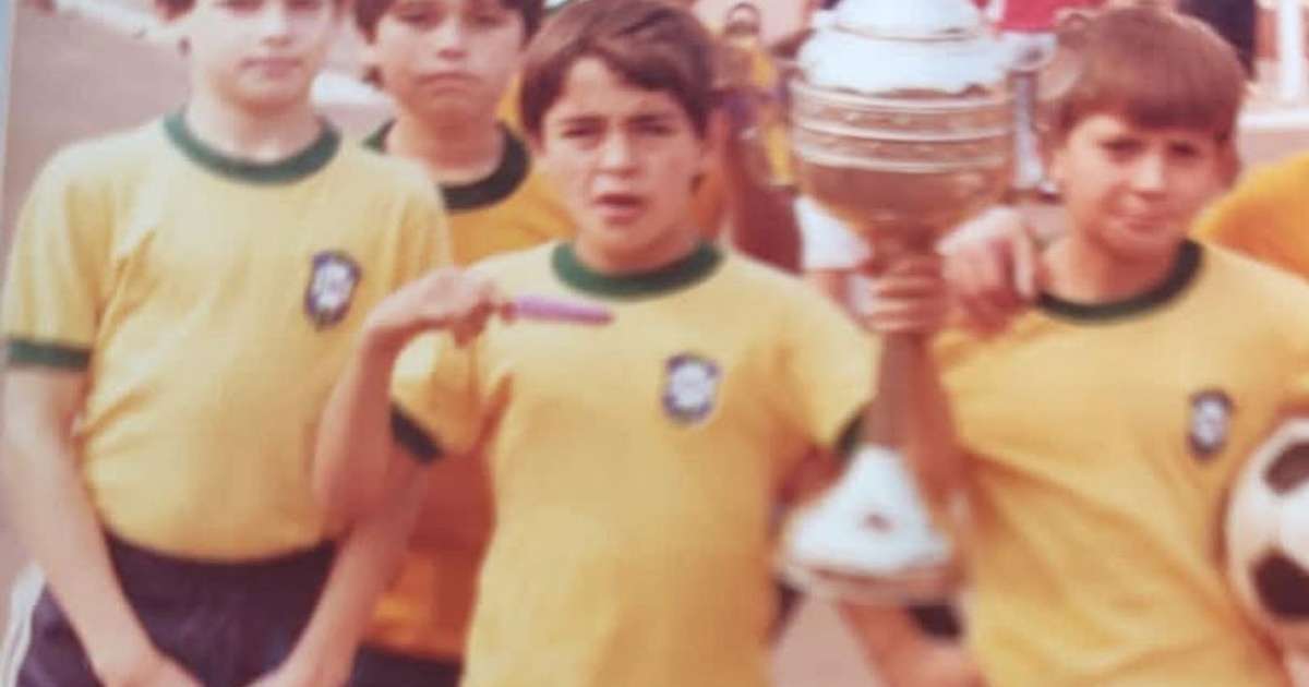 Nos anos 1970, esse menino era apaixonado por futebol e não imaginava que mais tarde se tornaria estrela dos domingos na TV. Reconhece?