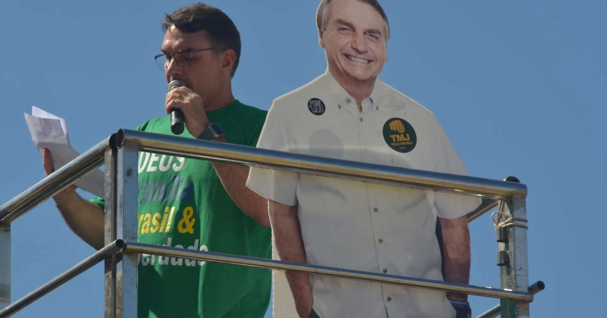 Sem presença do pai, Flávio discursa ao lado de Bolsonaro de papelão em ato em Copacabana