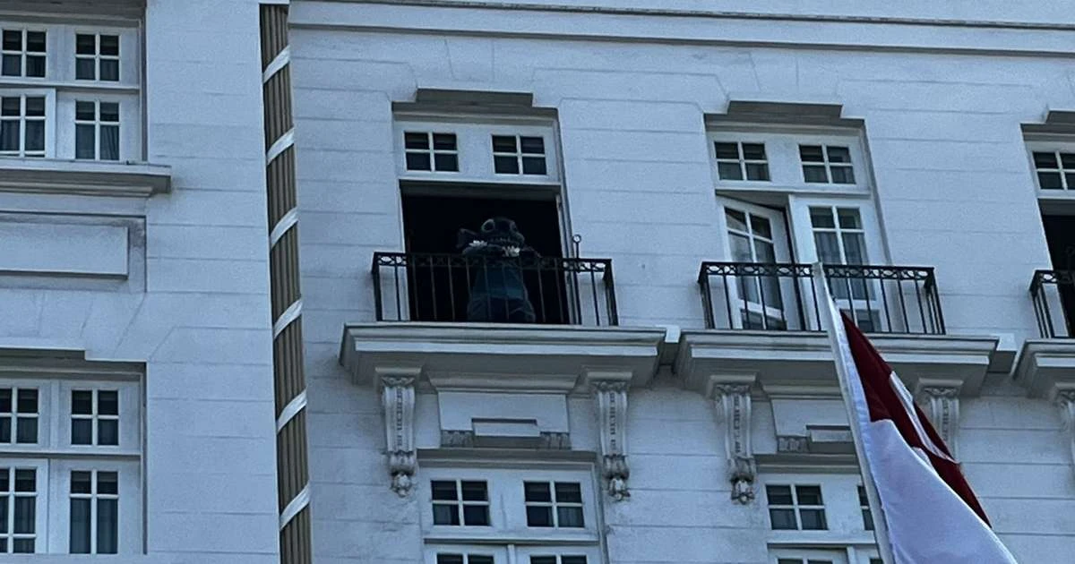 Fãs que esperavam por aparição de Gaga são surpreendidos com Stitch e Narcisa nas sacadas do Copacabana Palace
